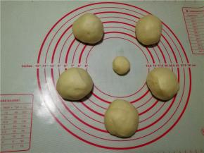 取出排气后，将面团留出15克，其余分成5等分，滚圆盖保鲜膜松弛10分钟。