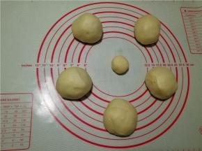 取出排气后，将面团留出15克，其余分成5等分，滚圆盖保鲜膜松弛10分钟。