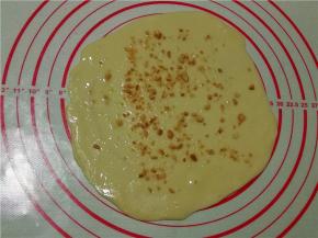 用刷子涂油，撒糖和花生碎。