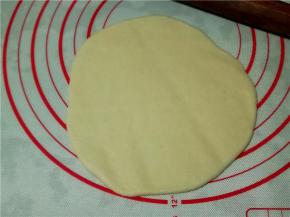 将面团擀开至模具直径大小的圆。