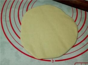 将面团擀开至模具直径大小的圆。
