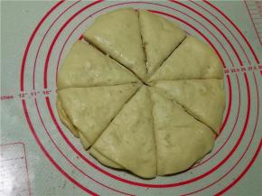 全部摞好之后，再用擀面杖擀擀，将圆分成8等分。