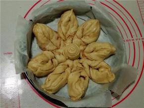 将做好的小三角依次放到圆盘中，中间把小面团卷放在中间。