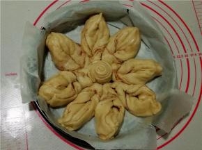 将做好的小三角依次放到圆盘中，中间把小面团卷放在中间。