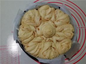 盖保鲜膜温暖处二次发酵。