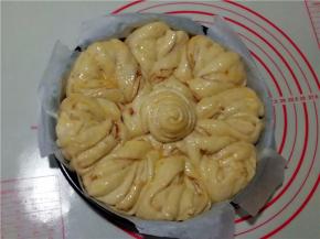 表面刷上蛋液。