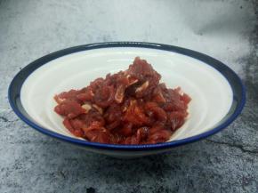 牛肉切丝，加生抽，淀粉，盐，少许，腌制10分钟