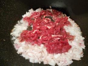 锅里放油，炒香洋葱末再放牛肉丝
