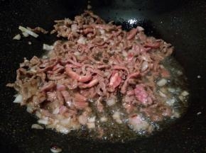 牛肉丝翻炒至熟