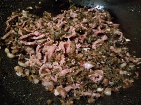加芽菜翻炒，可以加少许白糖，味精，翻炒均匀