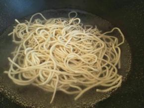 锅里水开，加少许盐，下碱面焯1分钟就可以捞出