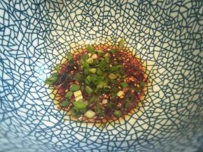 碗里加生抽，辣椒酱，辣椒油，芝麻油，葱花