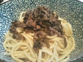 放上碱面，炒好的肉丝芽菜