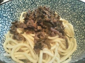 放上碱面，炒好的肉丝芽菜