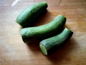 青萝卜洗净，切除尾部。