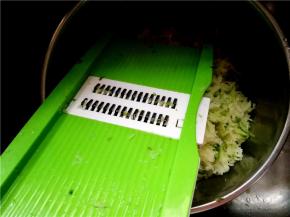 将萝卜擦成丝。