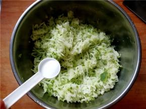 放入少许盐先腌制10分钟