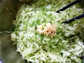将葱姜放入萝卜丝中
