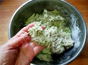 取一块用手稍捏能成团即可