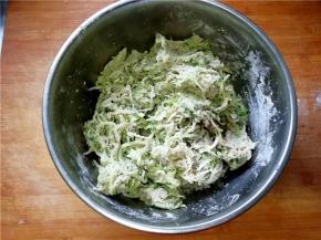 翻拌均匀，面粉均匀的包裹着萝卜丝