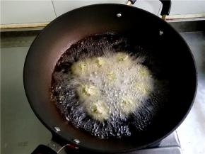 油温不用太高，将丸子一个个直接放入油锅中炸制