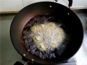 油温不用太高，将丸子一个个直接放入油锅中炸制