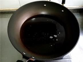 锅内放入足量的油