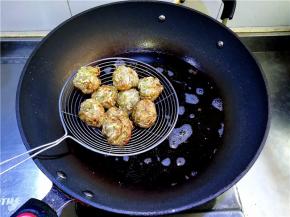 用笊篱捞起控干水分