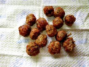 放入餐纸上吸收油分