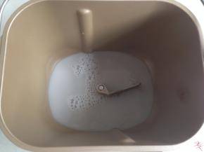 将豆浆倒入面包桶，加入糖和盐。（豆浆量仅供参考，要根据面粉吸水量而定）