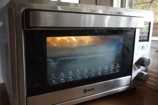 将面包坯放在东菱K40C烤箱里，烤箱内放置一碗热水，使烤箱内保持一定的湿度，选择烤箱的发酵档，34度发酵40-50分钟