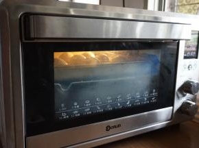 将面包坯放在东菱K40C烤箱里，烤箱内放置一碗热水，使烤箱内保持一定的湿度，选择烤箱的发酵档，34度发酵40-50分钟