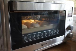 放进预热好上火165度，下火170度的烤箱中下层，烘烤15-17分钟左右（烘烤温度仅供参考），表面上色明显的话，可以在最后两三分钟，将烤盘移至最下一层