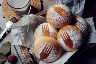 烘烤结束，将面包取出，放在晾架上晾凉，未食用的面包，放进保鲜袋里室温保存