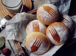 烘烤结束，将面包取出，放在晾架上晾凉，未食用的面包，放进保鲜袋里室温保存