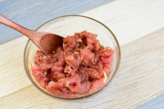 拌匀，腌制15分钟