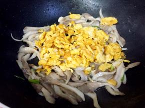 再倒入鸡蛋和适量盐翻炒均匀。