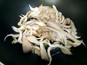倒入平菇炒熟。
