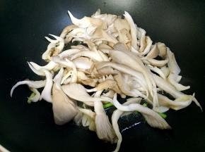 倒入平菇炒熟。