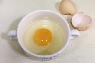 在碗内打入一个鸡蛋。