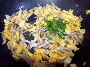 起锅前放入葱花翻炒均匀即可。