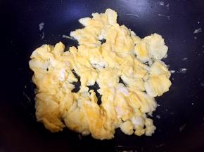 倒入蛋液翻炒片刻盛出备用。