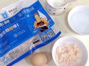准备好需要的食材，磷虾肉提前放在室温下解冻。