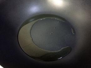 热锅再次倒油烧至八成热。