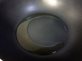 热锅再次倒油烧至八成热。