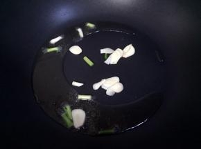 放入葱头和蒜片炒香。