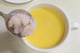 接着加入解冻好的磷虾肉。