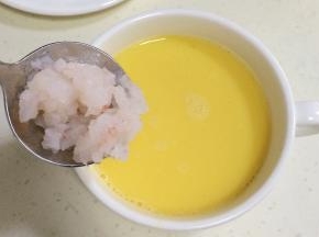 接着加入解冻好的磷虾肉。