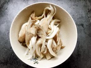 平菇洗净撕小块，挤干水分。