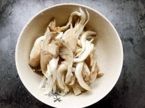 平菇洗净撕小块，挤干水分。